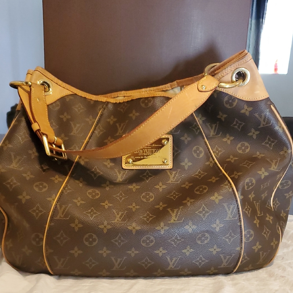 louis Vuttion Gm comes with box and dust bag